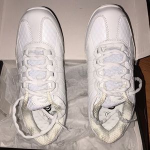Size 5 chassé cheer shoes !